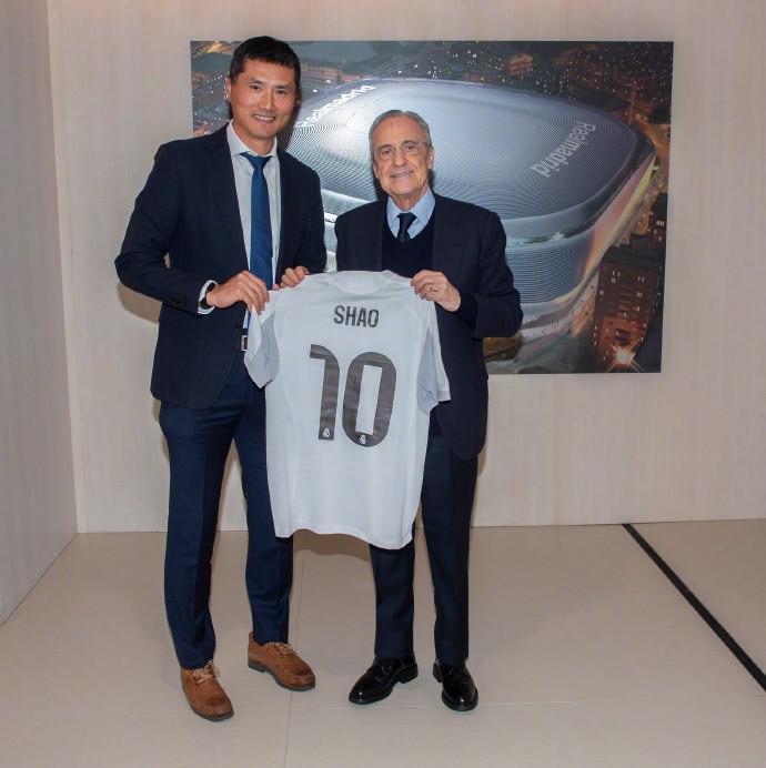 百家乐-国足主帅邵佳一到访皇马，与弗洛伦蒂诺会面并互赠球衣